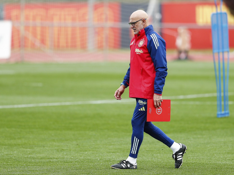 Luis de la Fuente, entrenador de España, observa durante una sesión de entrenamiento antes del partido de la Liga de Naciones de la UEFA de la selección española de fútbol contra Serbia, en la Ciudad del Fútbol, ​​el 14 de octubre de 2024, en Las Rozas, Madrid, España.