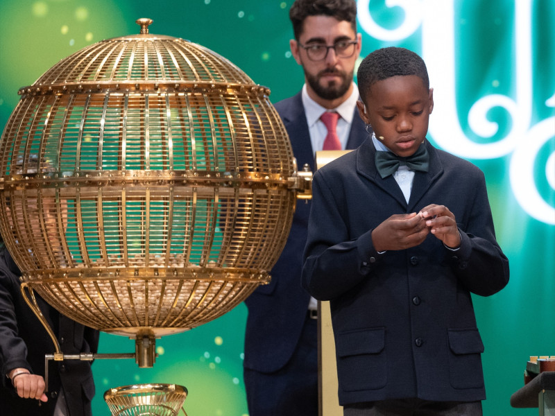 Ángel Abaga Elebiyo de la Residencia de San Ildefonso canta premios durante el Sorteo Extraordinario de la Lotería de Navidad 2023 en el Teatro Real de Madrid, a 22 de diciembre de 2023, en Madrid