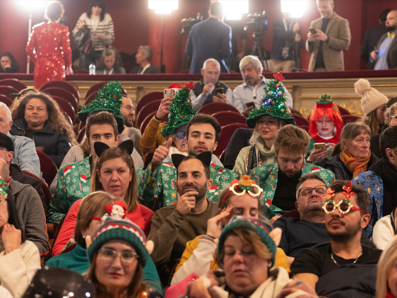 Asistentes durante el Sorteo Extraordinario de la Lotería de Navidad 2023 en el Teatro Real de Madrid, a 22 de diciembre de 2023, en Madrid