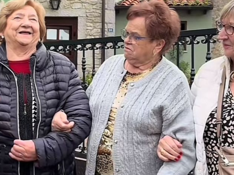 La abuela y una de las amigas que se encuentra