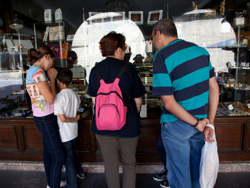 Familia española de compras en Jaca, Aragón, España