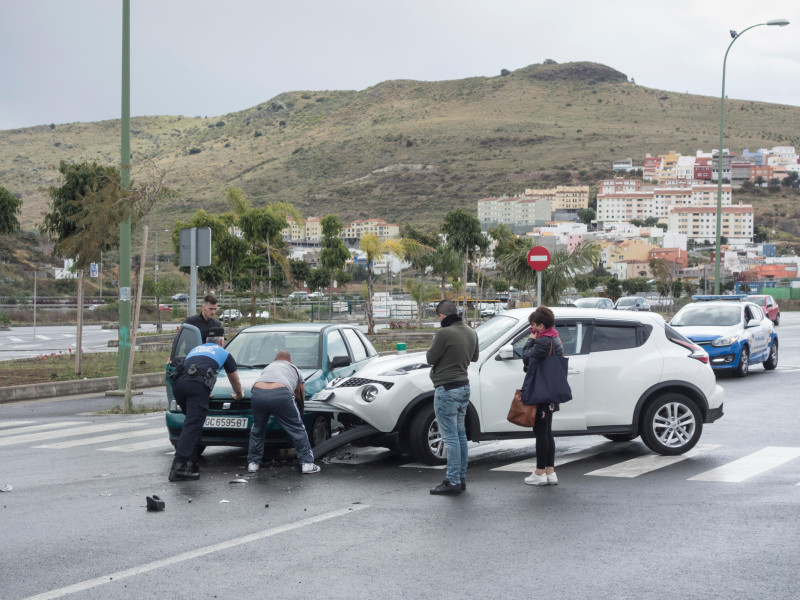 Accidente de tráfico entre dos vehículos en un parque comercial en España