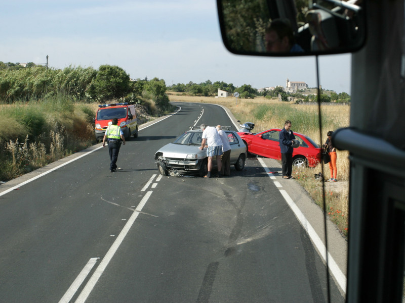 Dos coches chocan entre sí en una carretera rural en Mallorca, España