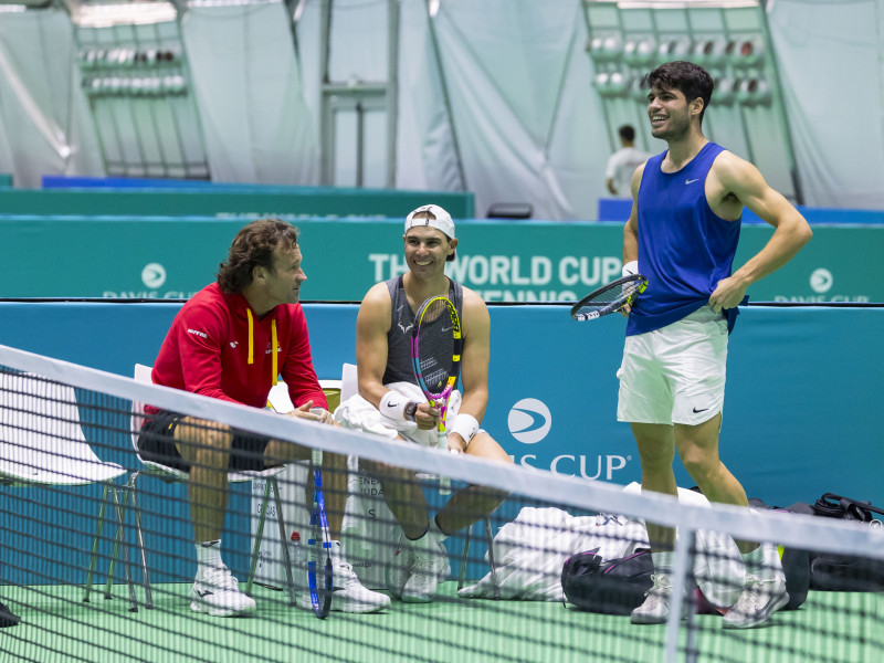 Carlos Alcaraz y Rafa Nadal, en un entrenamiento previo a la Davis