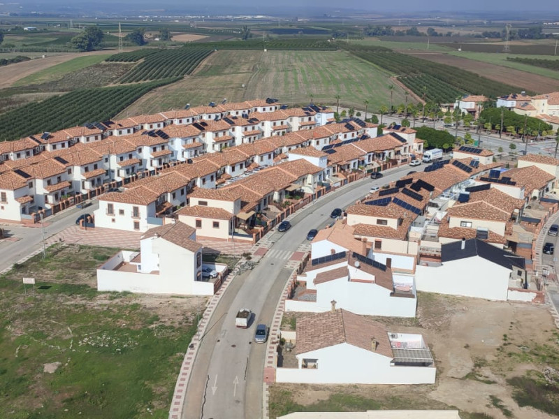 Instalaciones de autoconsumo en la urbanización Huerta del Rey en Alcalá del Río