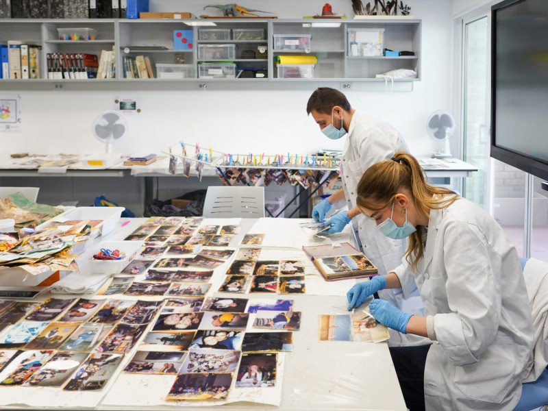 Trabajo de restauración de fotos recuperadas tras la DANA por la Universidad de Valencia