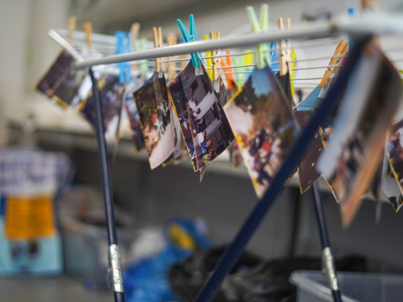 Trabajo de restauración de fotos recuperadas tras la DANA por la Universidad de Valencia