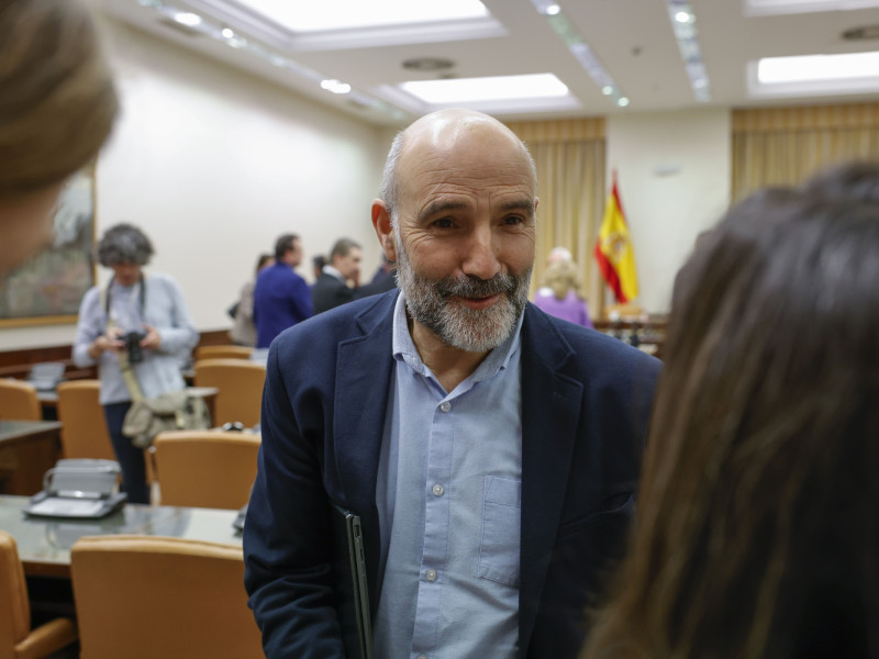 El diputado del BNG Néstor Rego, durante la Comisión de Hacienda del Congreso, que debate este lunes el Proyecto de Ley por la que se establece un Impuesto Complementario para garantizar un nivel mínimo global de imposición para los grupos multinacionales y los grupos nacionales de gran magnitud