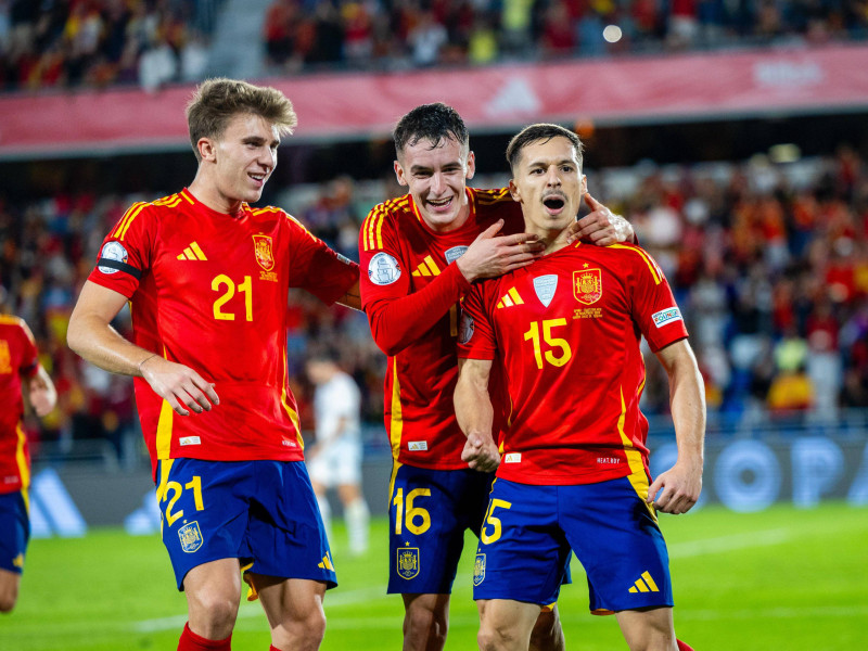 Marc Casadó celebrando el gol de Bryan Zaragoza que le dio la victoria a la selección española