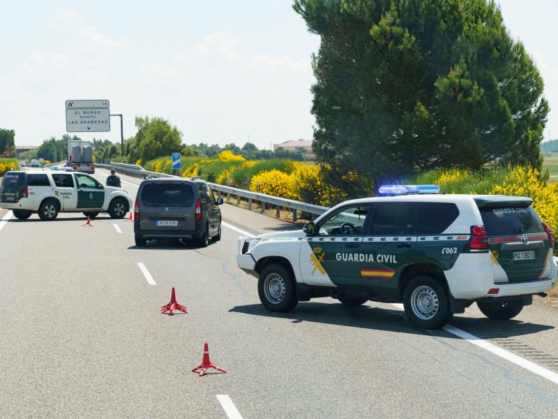 La Guardia Civil, restringiendo el tráfico y bloqueando el tráfico con vehículos policiales.