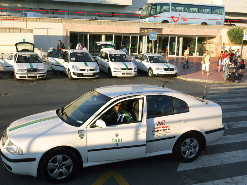 Los taxis aparcan en la zona de entrada del aeropuerto de Alicante, España