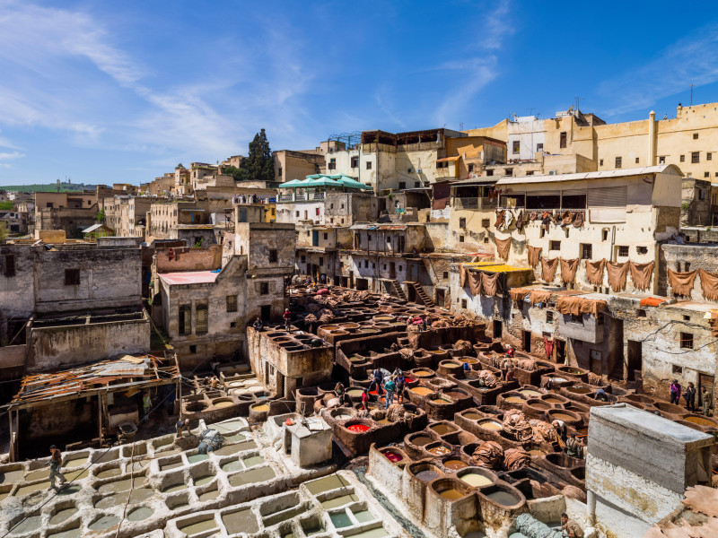 ESCENA DE LA CURTIDURÍA FEZ FEZ MARRUECOS ÁFRICA