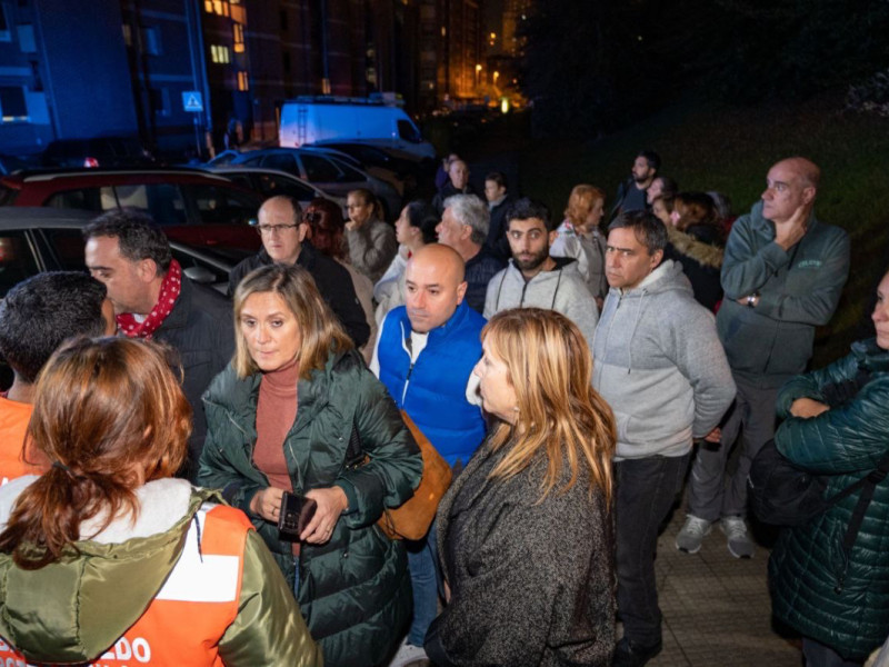 Amaia del Campo, alcaldesa de Barkaldo, con afectados del incendio