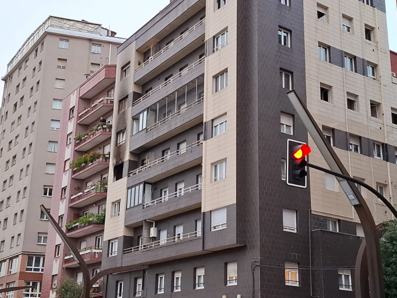 El edificio afectado por el incendio en la Avenida de la Constitución, en Gijón