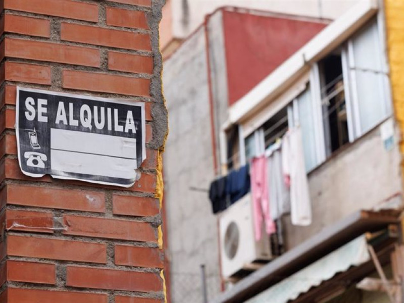 Cartel de "Se alquila" en la fachada de un edificio