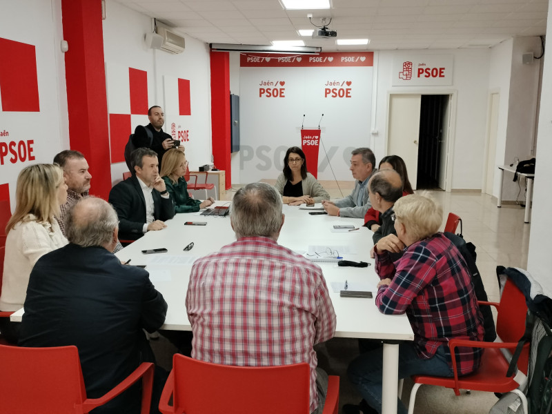 Reunión entre los vecinos de los puentes y el PSOE