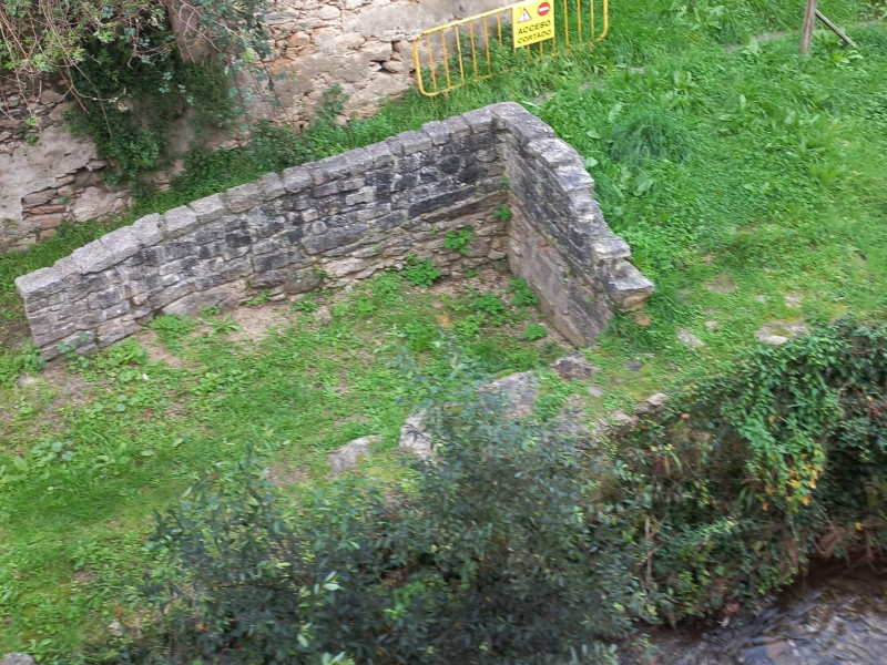 Un murete intenta salvar una casa de las crecidas del río