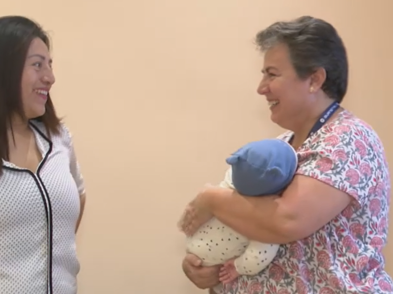 Juliana junto a Ana, voluntaria de Cáritas en el Hogar Santa Bárbara