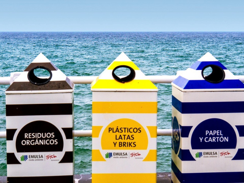 Papeleras de reciclaje en la playa de San Lorenzo, en Gijón