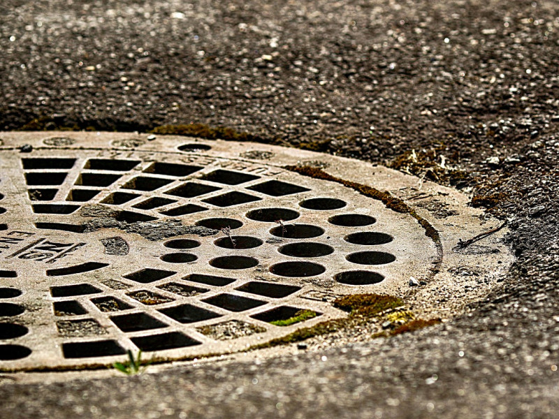 La limpieza de alcantarillado se realiza con agua depurada