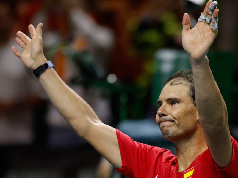 Rafa Nadal se despide del Martín Carpena tras su derrota frente al neerlandés Botic Van de Zandschulp durante el primer partido de los cuartos de final entre los equipos de España y Países Bajos de la Copa Davis