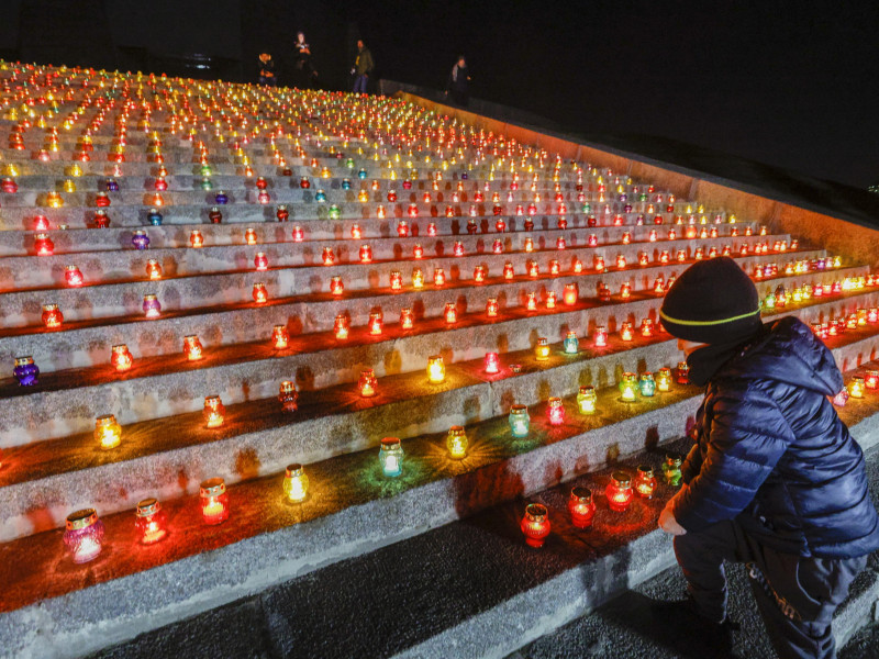 Los ucranianos encienden 1.000 velas para conmemorar los 1.000 días desde el inicio de la invasión a gran escala de Ucrania por parte de Rusia, durante una oración conjunta en la base del Monumento a la Madre Patria en Kiev, Ucrania, el 19 de noviembre de 2024