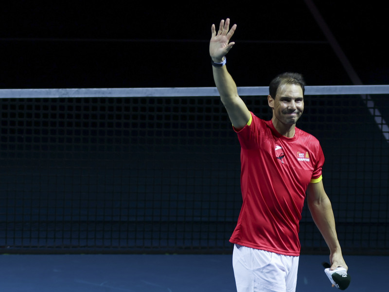 El tenista Rafa Nadal saluda a la afición durante el homenaje que recibe tras el partido de dobles que jugaron los tenistas de España Carlos Alcaraz y Marcel Granollers con la pareja de Países Bajos Wesley Koolhof y Botic Van de Zandschulp, correspondiente a los cuartos de final de la Copa Davis que se disputó hoy martes en el pabellón Martín Carpena de Málaga