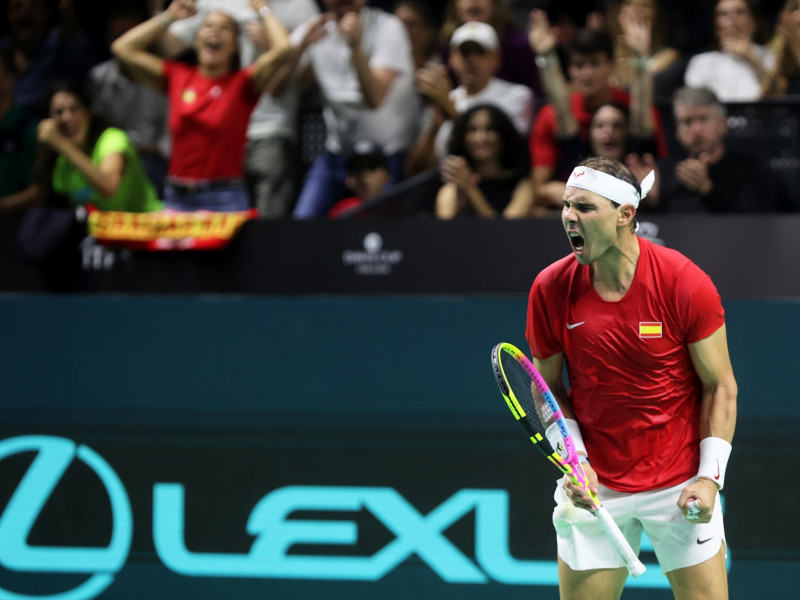 El tenista español Rafael Nadal reacciona durante el partido de cuartos de final de la Copa Davis de tenis individual masculino entre España y Holanda contra el holandés Botic van de Zandschulp en el estadio José María Martín Carpena