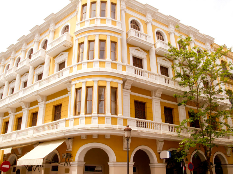 Edificio amarillo en el centro de Ibiza, Dalt Vila, Islas Baleares, España