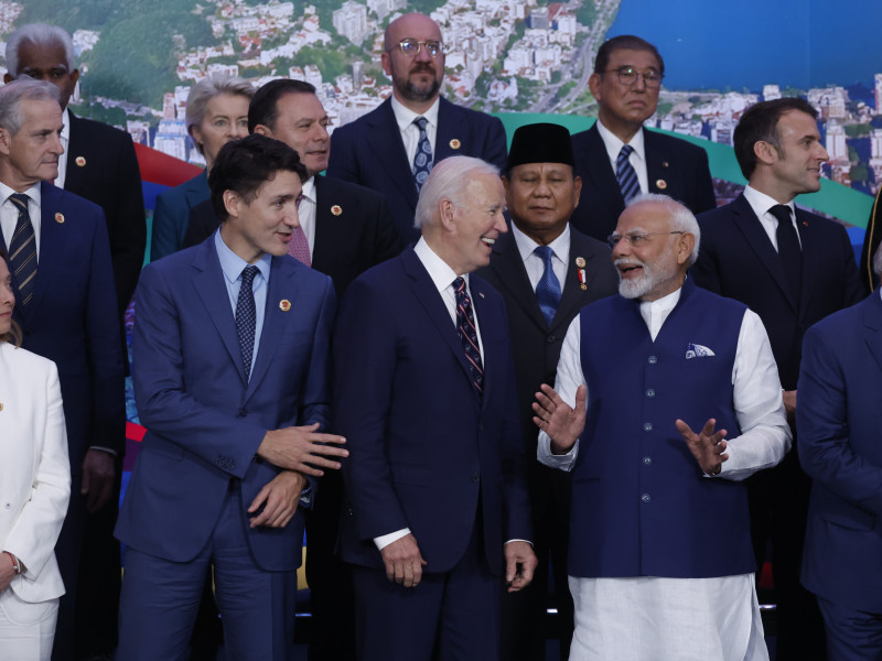 Desde la izquierda, el primer ministro de Canadá, Justin Trudeau, el presidente de los Estados Unidos, Joe Biden, el primer ministro de la India, Narendra Damodardas Modi, hablan antes de la foto oficial de la Cumbre del G20 este martes, en el segundo día del encuentro en Río de Janeiro