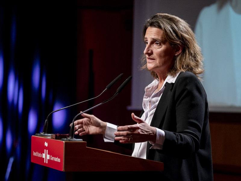 La vicepresidenta tercera y ministra para la Transición Ecológica y el Reto Demográfico, Teresa Ribera, interviene durante la XXVII edición de los 'Premios Club de las 25', en el Instituto Cervantes, a 24 de octubre de 2024, en Madrid