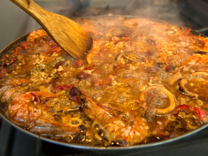 Paella de marisco en una clase de cocina española en Tokio, Japón