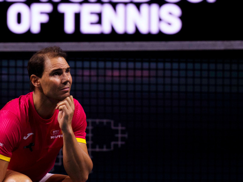 Rafa Nadal observa el vídeo de despedida en el Martín Carpena