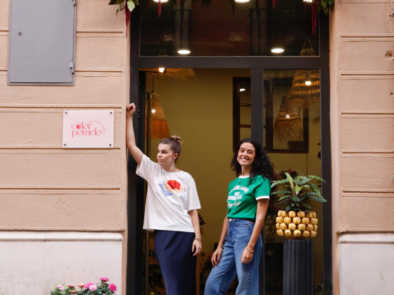 Laura y Alicia a las puertas de su floristería con la que llevan tres meses en Valladolid