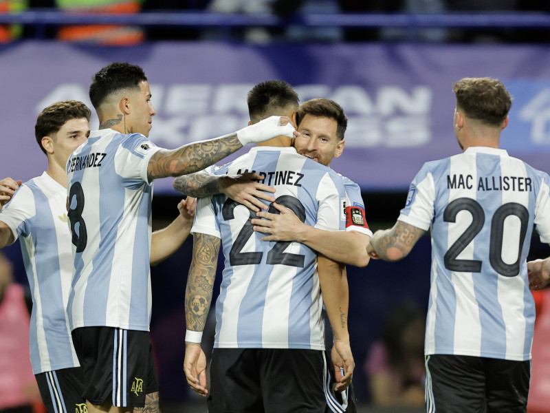 Los jugadores de la albiceleste celebran el gol de Lautaro Martínez.