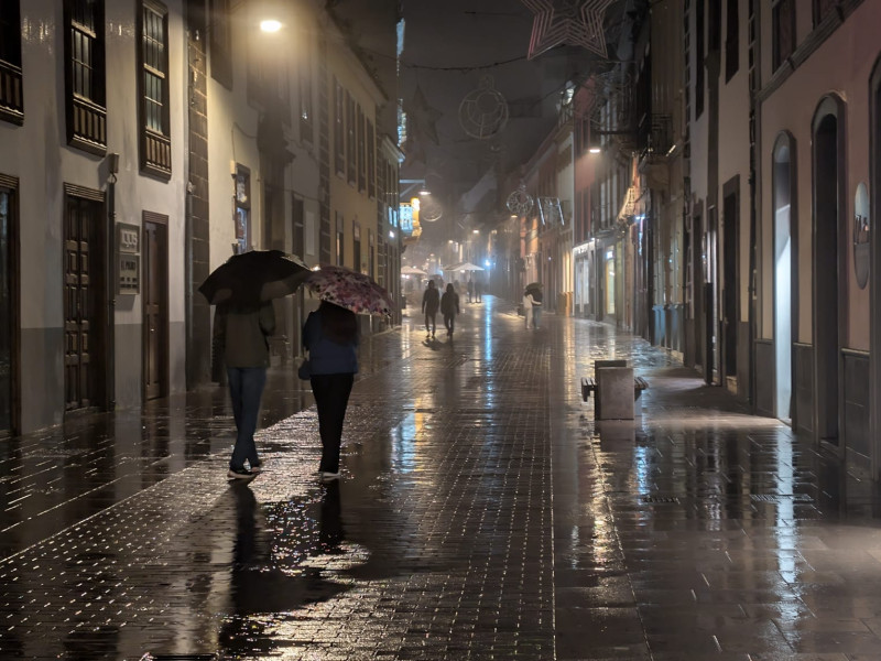 Imagen de gente caminando bajo la lluvia. Imagen: Bryan Estupiñán