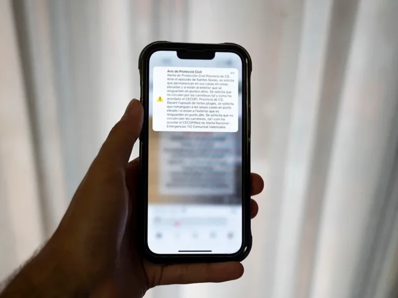 Una persona muestra en su móvil el aviso de protección civil para la provincia de Castellón. EFE