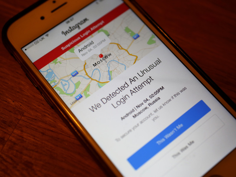 Un móvil con un mensaje de Instagram de hackeo desde Moscú