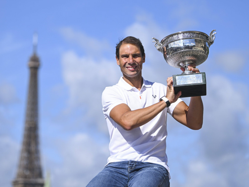 Rafa Nadal levanta uno de sus 14 Roland Garros con la Torre Eiffel de fondo.