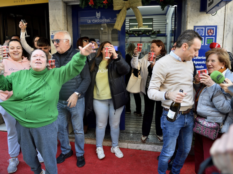 Agraciados de una administración celebran que han vendido parte del número 88008 correspondiente al ‘Primer Premio’ del Sorteo Extraordinario de la Lotería de Navidad, a 22 de diciembre de 2023, en Jaén