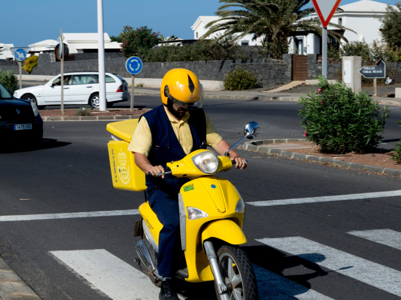 Cartero en motocicleta de Correos, Lanzarote, Islas Canarias, España