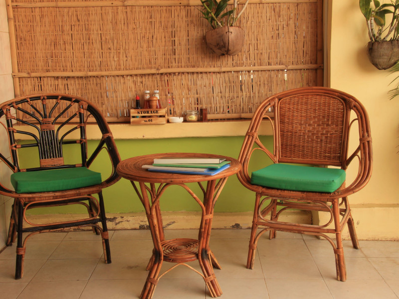 Muebles de madera y ratán como decoración del hogar con temática veraniega, sostenible y respetuosa con el medio ambiente