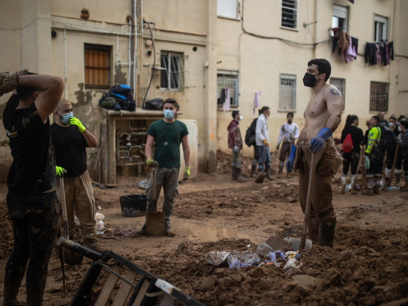 Voluntarios retiran balas con palas, en el barrio de El Raval, a 6 de noviembre de 2024, en Algemesí, Valencia, Comunidad Valenciana