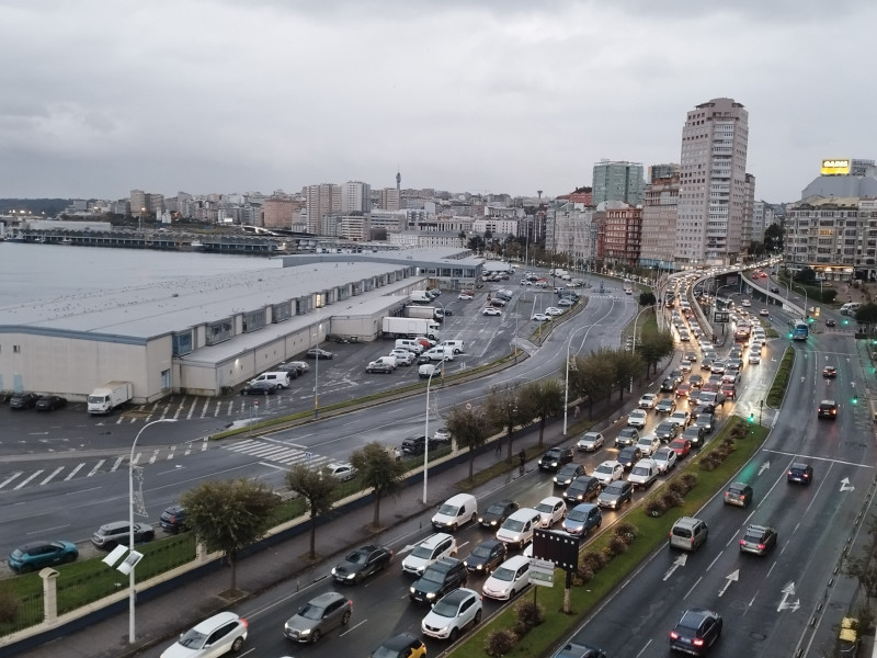 Atasco de entrada a A Coruña desde Alfonso Molina