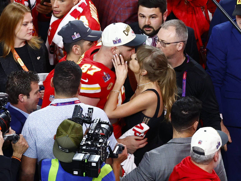 Travis Kelce besa a su novia Taylor Swift después de ganar la pasada Super Bowl.