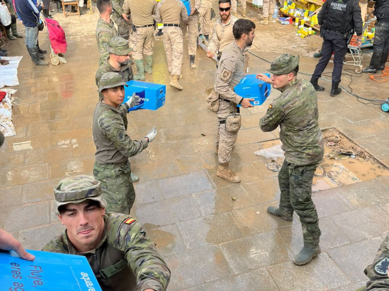 Diego Rodriguez, con sus compañeros del Ejército, en las calles de los pueblos afectados