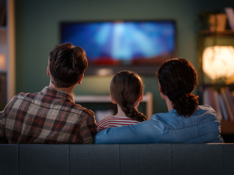 Una familia disfruta de la TV.