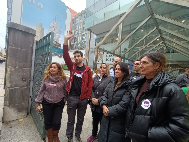 Los miembros de la Junta del Personal Docente, a las puertas del Gobierno de Cantabria