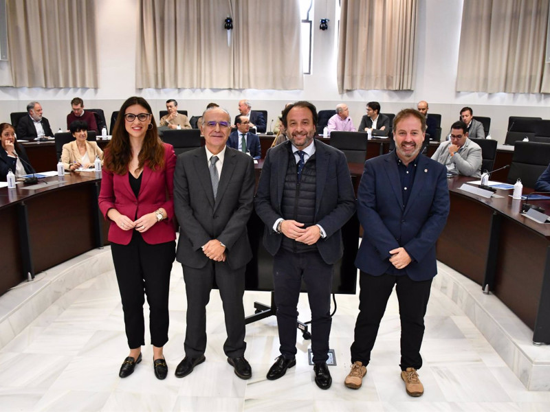 Asistentes a la inauguración de la jornada de la Cátedra Emacsa, integrada por la Empresa Municipal de Aguas de Córdoba (Emacsa) y la Universidad de Córdoba (UCO).