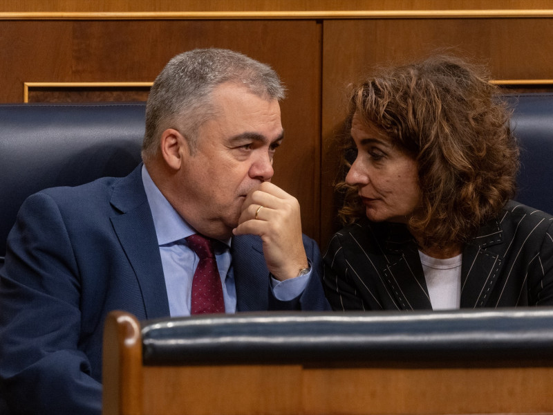 El secretario de Organización del PSOE, Santos Cerdán y la vicepresidenta primera y ministra de Hacienda, María Jesús Montero, durante un pleno en el Congreso de los Diputados
